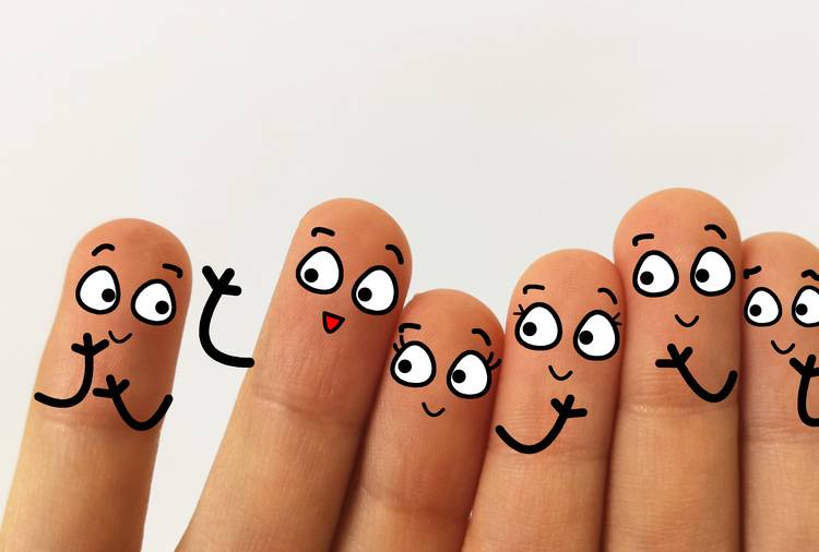 Fünf Finger mit gezeichneten Cartoon-Gesichtern drücken verschiedene Emotionen aus, darunter Glück und Überraschung.