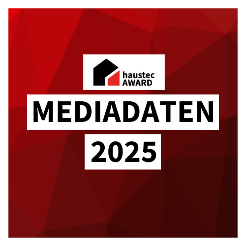 Roter geometrischer Hintergrund mit „haustec AWARD“-Logo, „MEDIADATEN 2025“-Text in fettem Schwarzweiß.