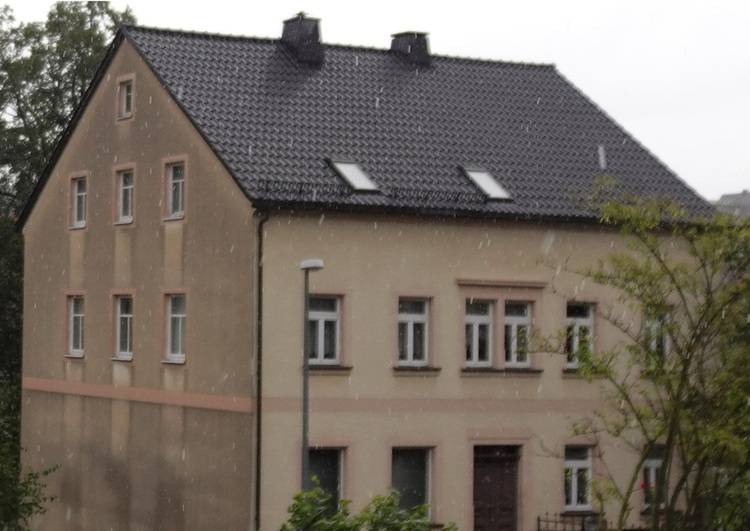 Aktuelles Beispiel eines energieeffizienten Zweifamilienhauses mit moderner Gebäudetechnik, ausgestattet mit Photovoltaikanlage und energiesparender Dämmung. Ideal für TGA-Planer und Architekten, die nachhaltige Lösungen integrieren möchten.