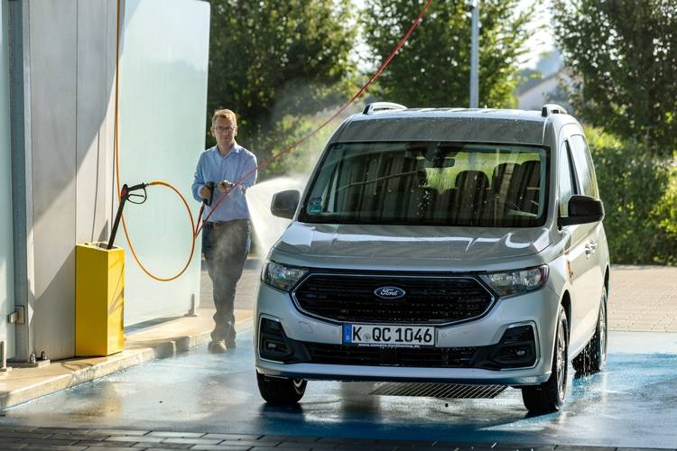 Ein Fachhandwerker bei der Installation eines energieeffizienten Heizsystems in einem modernen Gebäudekomplex, umgeben von Baustellenmaterial und Messgeräten.