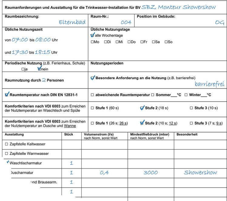 Das Bild zeigt ein deutsches Formular zur Planung einer Duschinstallation, das Felder für Raumanforderungen, Nutzungszeiten und technische Spezifikationen enthält, speziell für Entscheider und Fachplaner in der Gebäudetechnik.