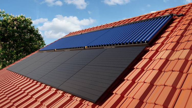 ALT-Text: „Installierte Solarthermie-Panels und Vakuumröhrenkollektoren auf einem rotgedeckten Dach, optimiert für nachhaltige Energiegewinnung in der Gebäudetechnikbranche.