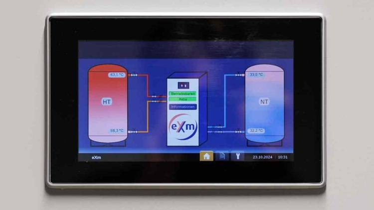 Alt-Text: "Ein Touchscreen zeigt eine Temperaturregelungsschnittstelle für Heizungs- und Klimatechnik mit Tanks, die als Hochtemperatur (HT) und Niedertemperatur (NT) gekennzeichnet sind, sowie verschiedene Temperaturwerte. Ideal für TGA-Planer und Gebäudetechniker zur Optimierung der Energieeffizienz.