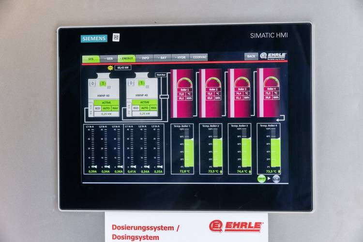 Alt-Text: „Nahaufnahme eines Siemens SIMATIC HMI Displays mit einem Bedienfeld zur Überwachung von Heizungs-, Lüftungs- und Klimaanlagenparametern, das wichtige Leistungskennzahlen und Energieeffizienzindikatoren für Gebäudetechniker und Entscheider in der Gebäudetechnik anzeigt.