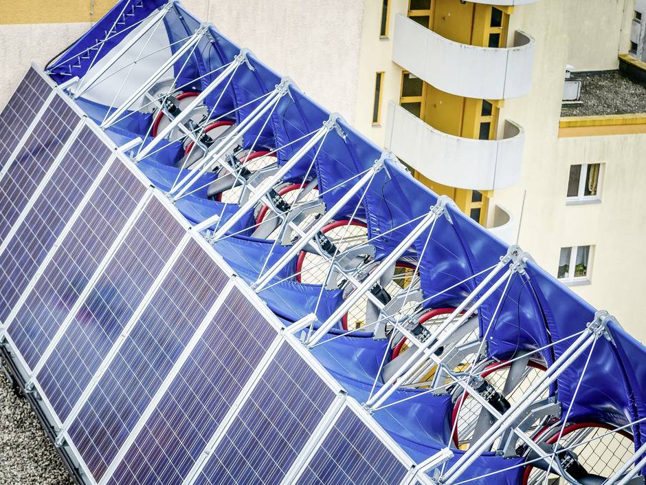 Dach-Hybridkraftwerk: Sonne und Wind zur Stromerzeugung nutzen Dach-Hybridkraftwerk: Sonne und Wind zur Stromerzeugung nutzen