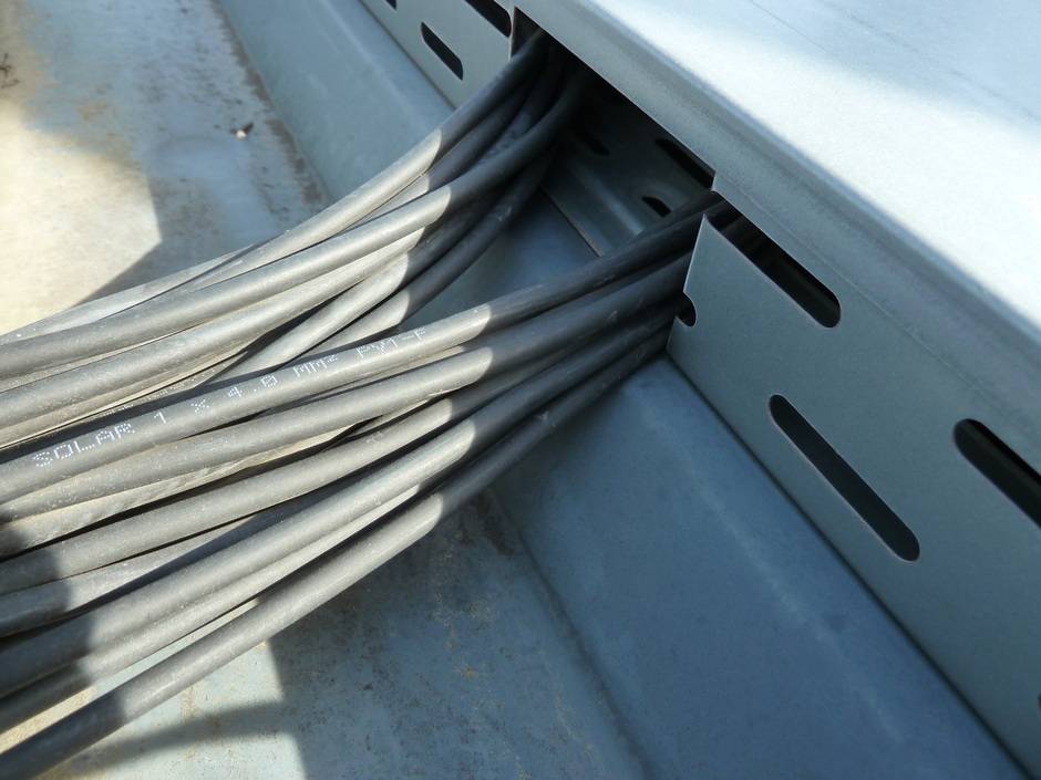 Photovoltaik-Brandrisiko: 7 Tipps wie Sie Lichtbögen auf dem Flachdach vermeiden Photovoltaik-Brandrisiko: 7 Tipps wie Sie Lichtbögen auf dem Flachdach vermeiden