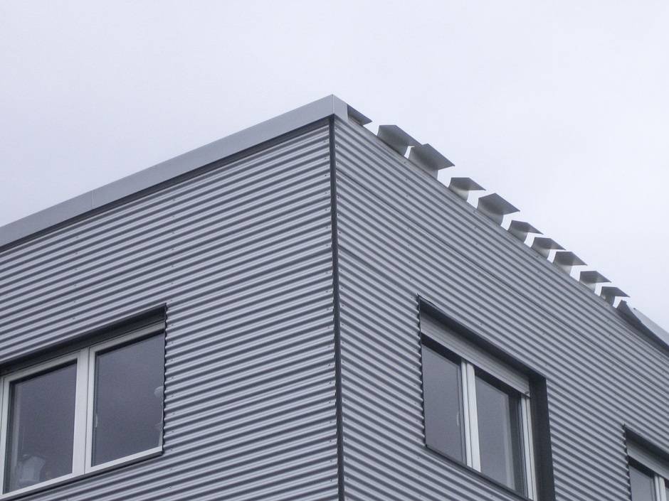 Wie Sie Mauer- und Attikaabdeckungen sicher berechnen Wie Sie Mauer- und Attikaabdeckungen sicher berechnen