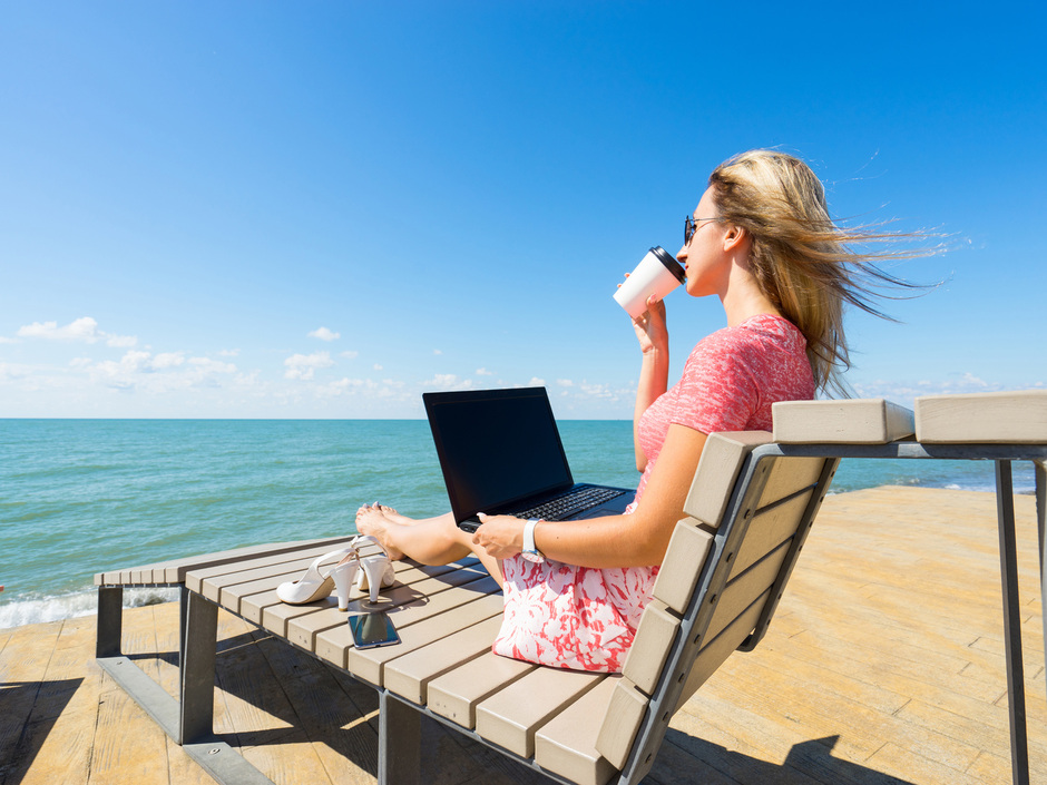 Zwei von drei Berufstätigen sind im Urlaub erreichbar Zwei von drei Berufstätigen sind im Urlaub erreichbar