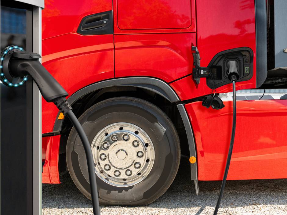 Ein elektrischer Lkw an einer Ladestation