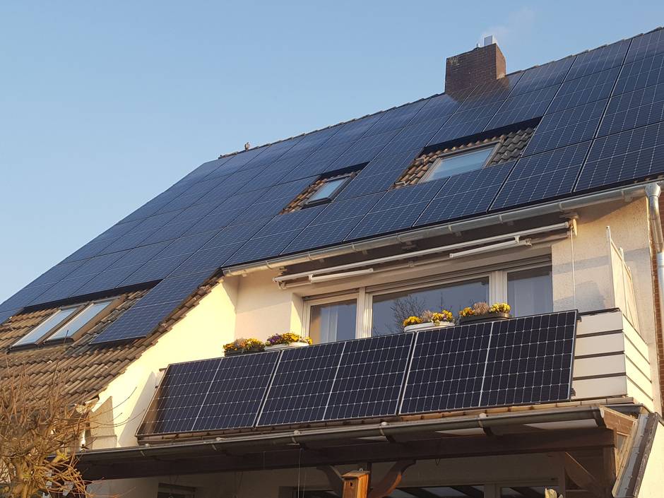 Auf dem Dach, an der Fassade oder auf dem Balkon: Für die nachhaltige Nutzung von Sonnenenergie gibt es viele Optionen – entweder mit einer Photovoltaik- oder einer Solarthermieanlage. Tipps über Kosten, Förderungen und Einsatzmöglichkeiten gibt die Deutsche Bundesstiftung Umwelt (DBU) mit ihrer Informationskampagne „Zukunft Zuhause – Nachhaltig sanieren“