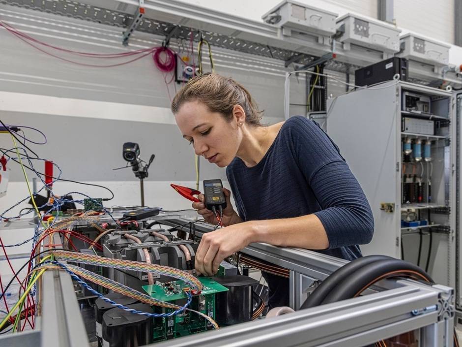 Fraunhofer ISE entwickelt Mittelspannungs-Lösung für Schnellladestationen Fraunhofer ISE entwickelt Mittelspannungs-Lösung für Schnellladestationen