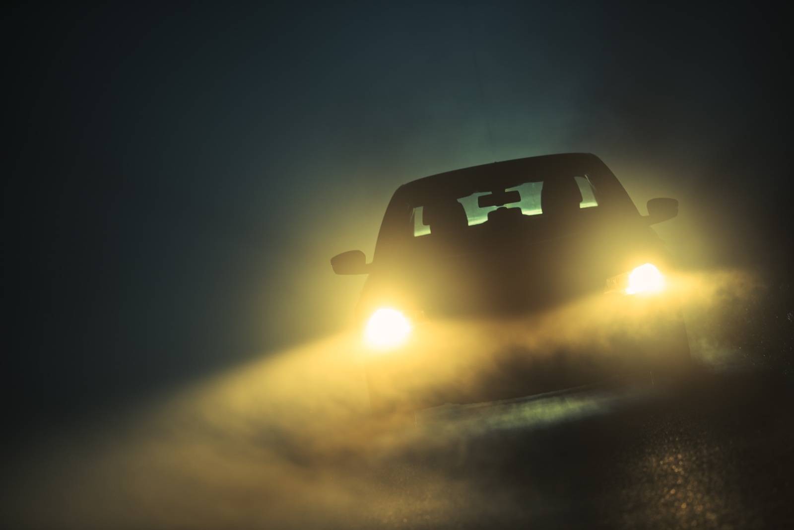 Nebel: Tagfahrlicht allein reicht nicht aus / Tipps zum sicheren Fahren bei  schlechter