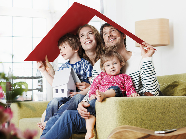 Ökologisch sinnvoll und wohngesund wünschen sich Familien ihr Haus. Unter einer Polyurethan-Dämmung können sie sich rundum wohlfühlen. Ökologisch sinnvoll und wohngesund wünschen sich Familien ihr Haus. Unter einer Polyurethan-Dämmung können sie sich rundum wohlfühlen.