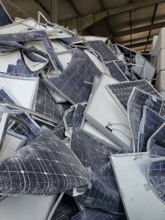 Auch die Photovoltaik als umweltfreundliche Energiequelle produziert Müll. Recycling mit Ziel Gewinnung von Grundstoffen ist eher der wirklich letzte Weg und sollte nach Möglichkeit bis zum Schluss vermieden werden. Auch die Photovoltaik als umweltfreundliche Energiequelle produziert Müll. Recycling mit Ziel Gewinnung von Grundstoffen ist eher der wirklich letzte Weg und sollte nach Möglichkeit bis zum Schluss vermieden werden.