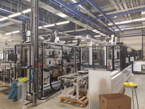 Die Nachfrage wächst. Marktführer Rinovasol will den Bearbeitungsprozess weiter automatisieren und hat jüngst dafür Maschinen aus der Produktionslinie der insolventen Solarworld AG gekauft. Die Nachfrage wächst. Marktführer Rinovasol will den Bearbeitungsprozess weiter automatisieren und hat jüngst dafür Maschinen aus der Produktionslinie der insolventen Solarworld AG gekauft.