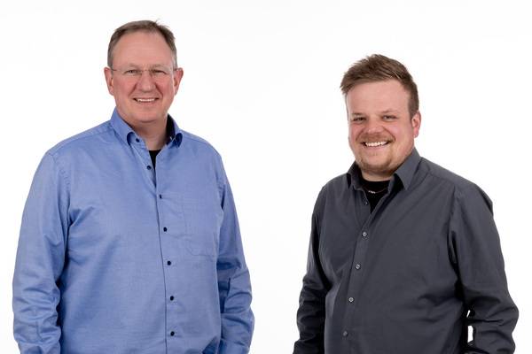 Die beiden Köpfe bei Rinovasol. Links Toralf Nitsch, verantwortlich für die Strategie und Planung der Unternehmensgruppe, rechts Josef Gmeiner, der aus einer Idee ein Unternehmen schuf. Die beiden Köpfe bei Rinovasol. Links Toralf Nitsch, verantwortlich für die Strategie und Planung der Unternehmensgruppe, rechts Josef Gmeiner, der aus einer Idee ein Unternehmen schuf.
