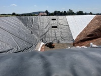 Der saisonale Erdbeckenspeicher versorgt das hessische Dorf Bracht zukünftig mit Warmwasser.