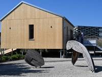 Gute Ideen sind einfach: Statt Böden dauerhaft zu versiegeln, lassen sich Holzhäuser von Baufritz auch auf Pfählen gründen.