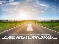 Straße mit der Aufschrift "Energiewende"