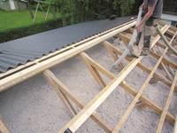 Der flauschige Dämmstoff wird von zertifizierten Fachbetrieben per Einblasschlauch eingebracht.