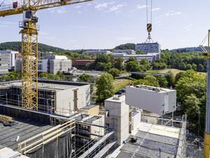 Abnahmesichere Installation im Holzmodulbau: Vorgefertigte Raummodule für Studentenwohnheim